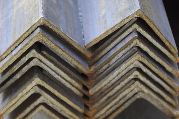 Metal profil açısı depodaki paketlerine metal ürünleri, Rusya Federasyonu