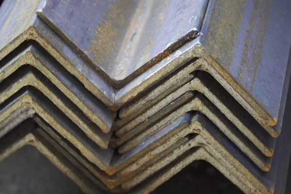 Metal profil açısı metal ürünlerin depodaki paketlerinde