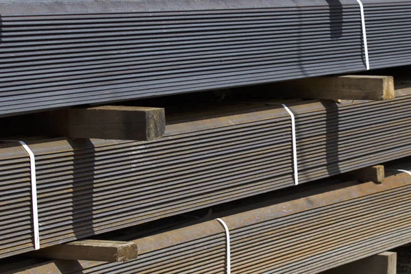 Metal profil açısı metal ürünlerin depodaki paketlerinde