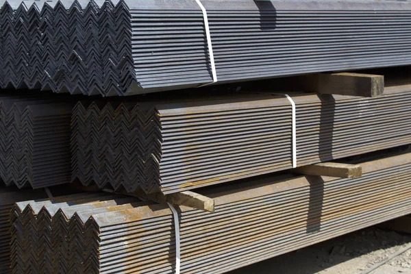 Metal profil açısı depodaki paketlerine metal ürünleri, Rusya Federasyonu