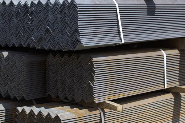 Metal profil açısı metal ürünlerin depodaki paketlerinde