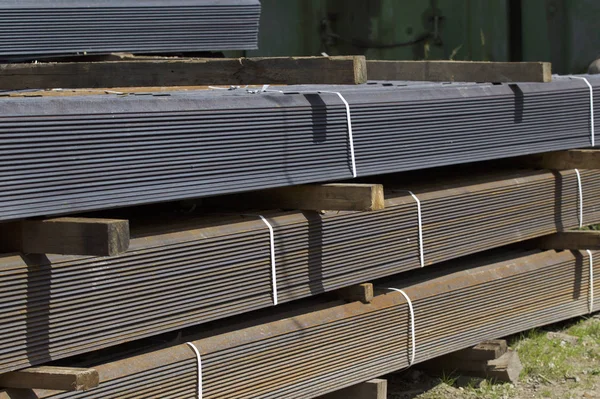 Metal profil açısı depodaki paketlerine metal ürünleri, Rusya Federasyonu