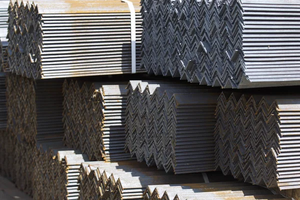 Metal profil açısı depodaki paketlerine metal ürünleri, Rusya Federasyonu