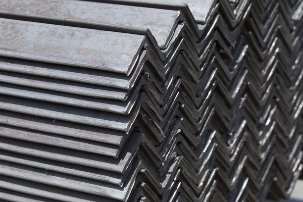 Metal profil açısı metal ürünlerin depodaki paketlerinde