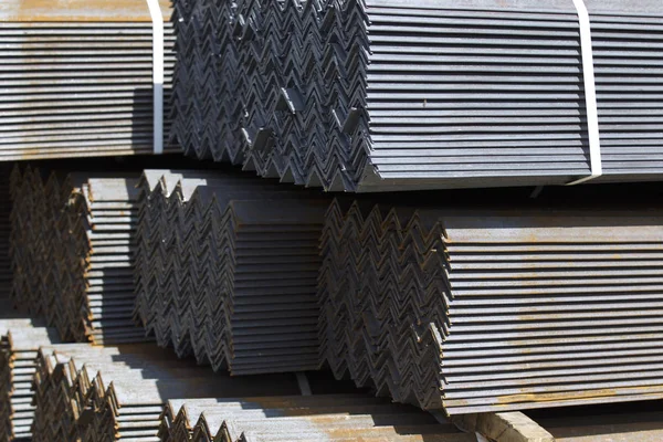 Metal profil açısı depodaki paketlerine metal ürünleri, Rusya Federasyonu