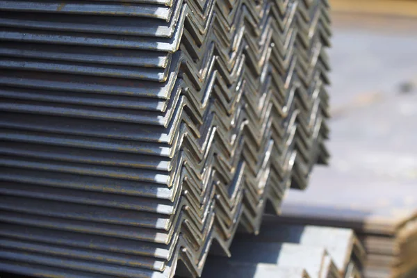 Metal profil açısı depodaki paketlerine metal ürünleri, Rusya Federasyonu