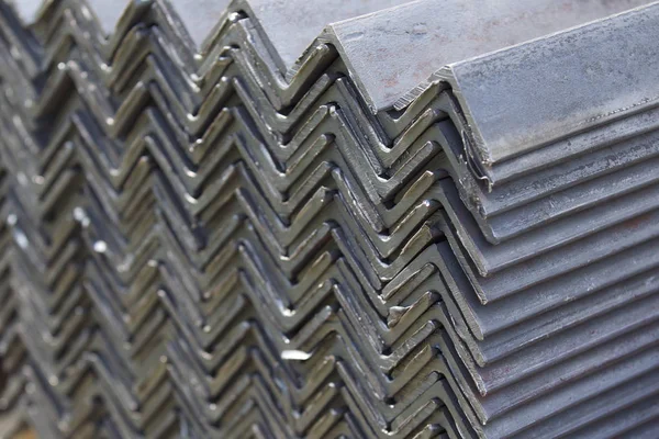 Metal profil açısı depodaki paketlerine metal ürünleri, Rusya Federasyonu