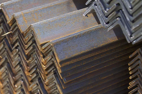 Metal profil açısı depodaki paketlerine metal ürünleri, Rusya Federasyonu