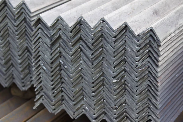Metal profil açısı depodaki paketlerine metal ürünleri, Rusya Federasyonu
