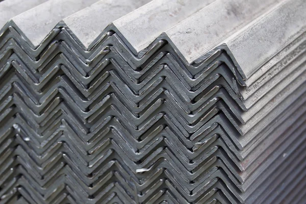 Metal profil açısı depodaki paketlerine metal ürünleri, Rusya Federasyonu