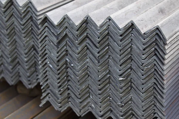 Metal profil açısı depodaki paketlerine metal ürünleri, Rusya Federasyonu