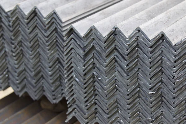 Metal profil açısı metal ürünlerin depodaki paketlerinde