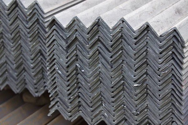 Metal profil açısı depodaki paketlerine metal ürünleri, Rusya Federasyonu