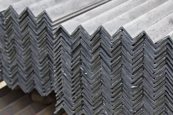 Metal profil açısı depodaki paketlerine metal ürünleri, Rusya Federasyonu