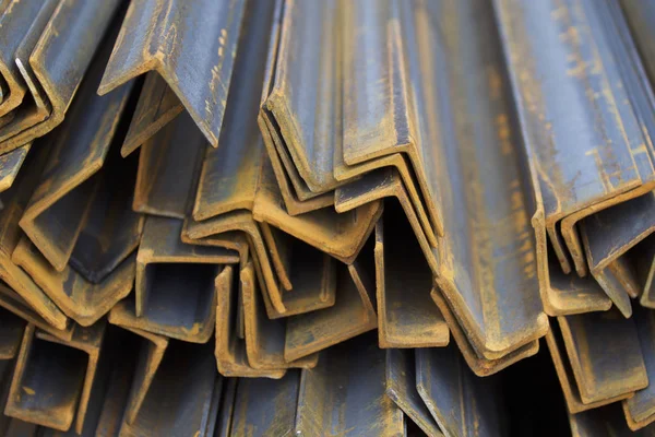 Metal profil açısı metal ürünlerin depodaki paketlerinde
