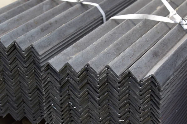 Metal profil açısı metal ürünlerin depodaki paketlerinde