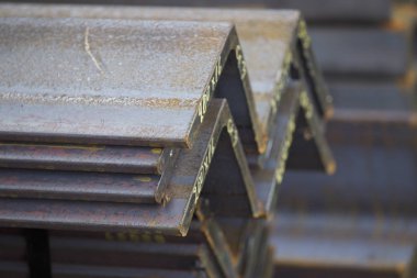 Metal profil açısı metal ürünlerin depodaki paketlerinde