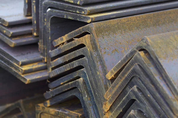 Metal profil açısı metal ürünlerin depodaki paketlerinde