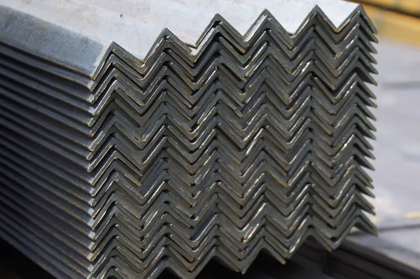 Metal profil açısı metal ürünlerin depodaki paketlerinde