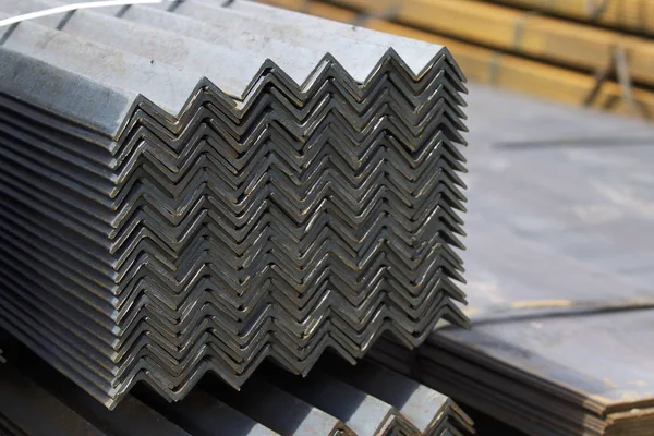 Metal profil açısı metal ürünlerin depodaki paketlerinde