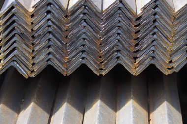 Metal profil açısı metal ürünlerin depodaki paketlerinde