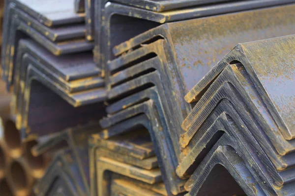 Metal profil açısı metal ürünlerin depodaki paketlerinde