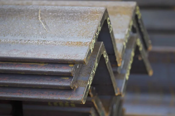 Metal profil açısı metal ürünlerin depodaki paketlerinde