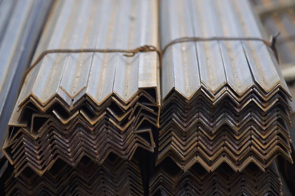 Metal profil açısı metal ürünlerin depodaki paketlerinde