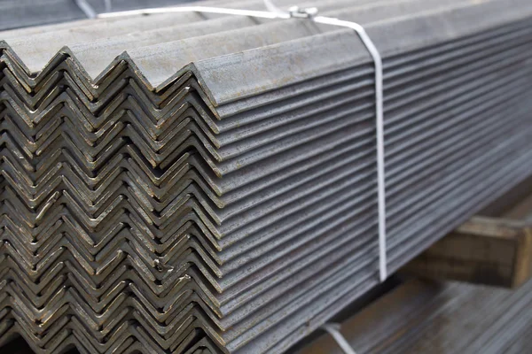 Metal profil açısı metal ürünlerin depodaki paketlerinde