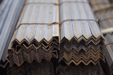 Metal profil açısı metal ürünlerin depodaki paketlerinde