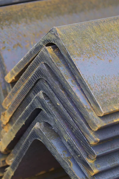 Угол металлического профиля в упаковках на складе металлопродукции — стоковое фото