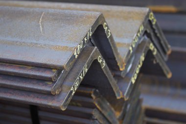 Metal profil açısı metal ürünlerin depodaki paketlerinde
