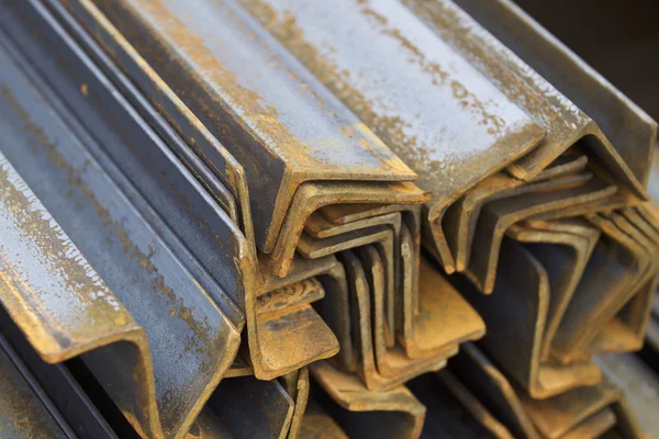 Metal profil açısı metal ürünlerin depodaki paketlerinde