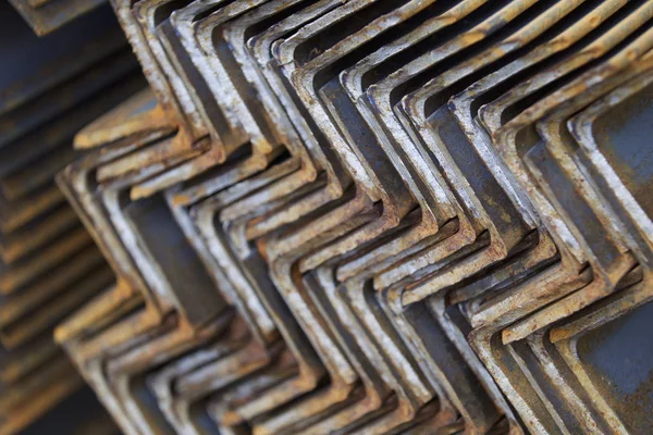 Metal profil açısı metal ürünlerin depodaki paketlerinde