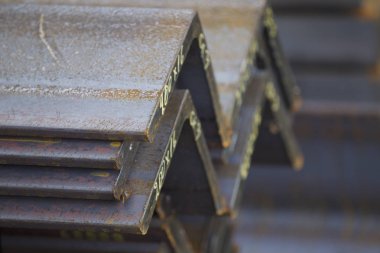 Metal profil açısı metal ürünlerin depodaki paketlerinde