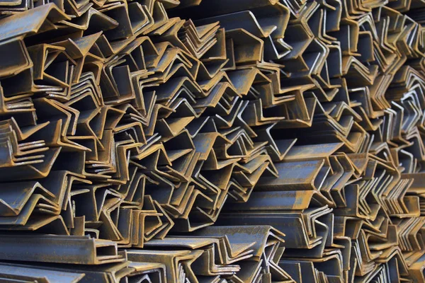 Metal profil açısı metal ürünlerin depodaki paketlerinde