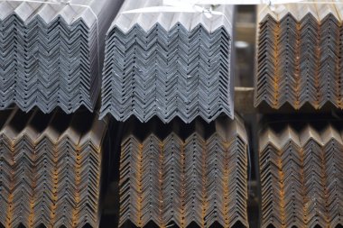 Metal profil açısı metal ürünlerin depodaki paketlerinde