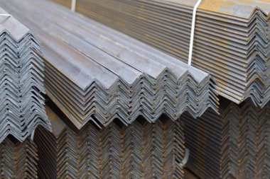 Metal profil açısı metal ürünlerin depodaki paketlerinde