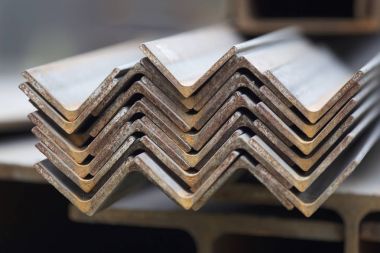 Metal profil açısı metal ürünlerin depodaki paketlerinde