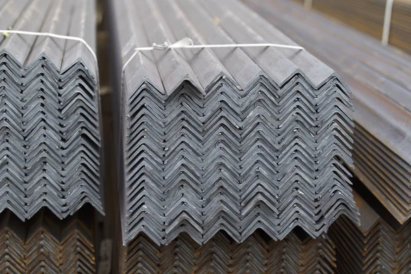 Metal profil açısı metal ürünlerin depodaki paketlerinde