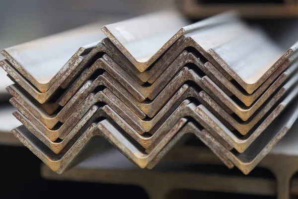 Metal profil açısı metal ürünlerin depodaki paketlerinde