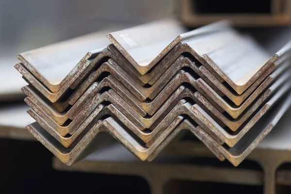 Metal profil açısı metal ürünlerin depodaki paketlerinde