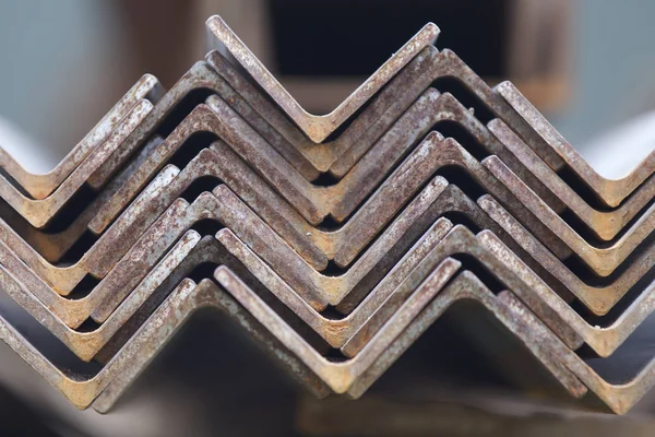 Metal profil açısı metal ürünlerin depodaki paketlerinde