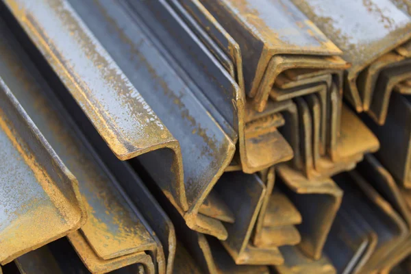 Metal profil açısı metal ürünlerin depodaki paketlerinde