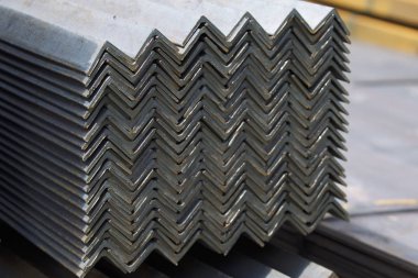 Metal profil açısı metal ürünlerin depodaki paketlerinde