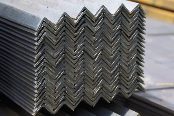 Metal profil açısı metal ürünlerin depodaki paketlerinde