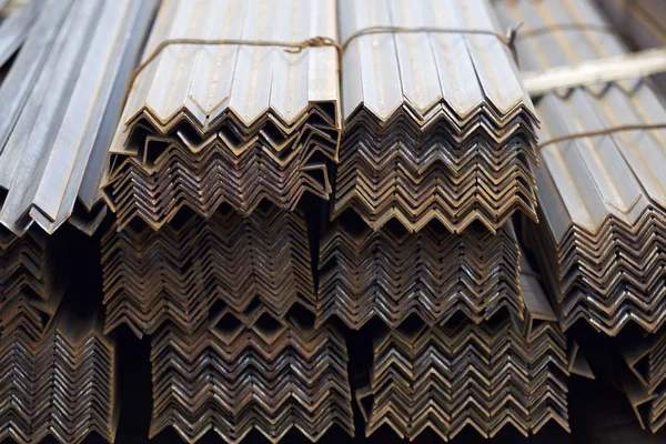 Metal profil açısı metal ürünlerin depodaki paketlerinde