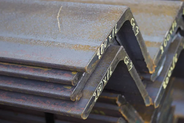 Metal profil açısı metal ürünlerin depodaki paketlerinde