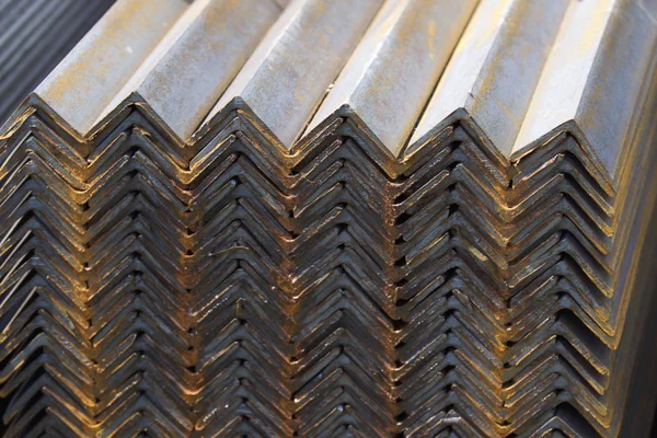 Угол металлического профиля в упаковках на складе металлопродукции — стоковое фото