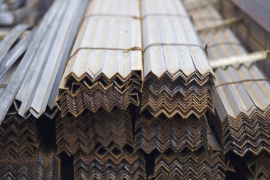 Metal profil açısı metal ürünlerin depodaki paketlerinde